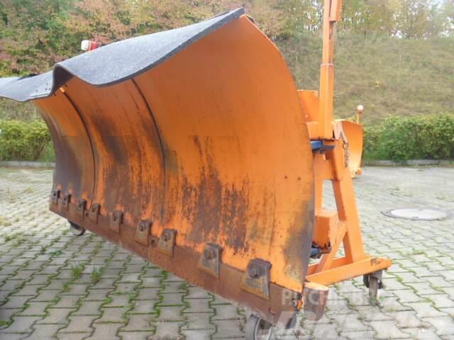 Unimog Schneepflug - Schneeschild Beilhack PV28-3 Snow blades and plows