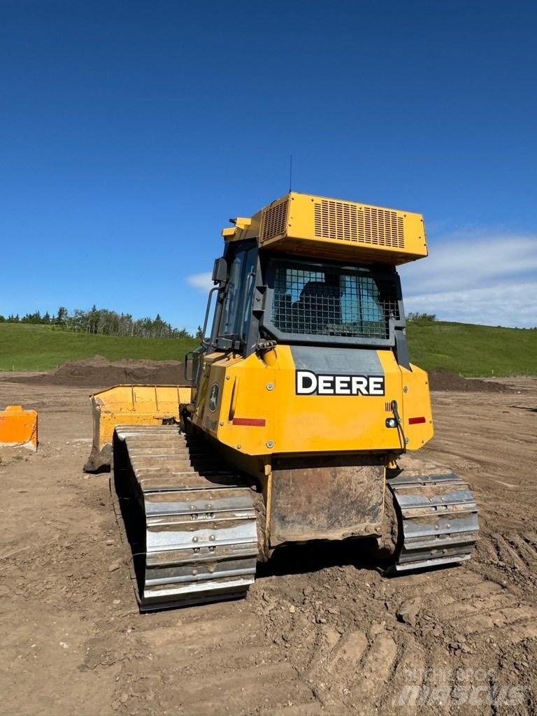 DEERE 700J Buldooserid