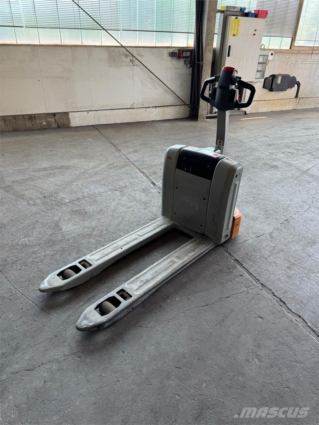 Still ECH 15 Järelkäidavad virnastajad