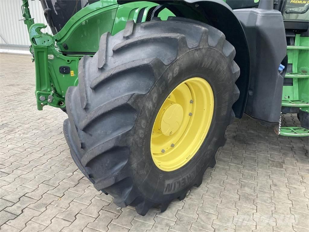 John Deere 6215R Traktorid