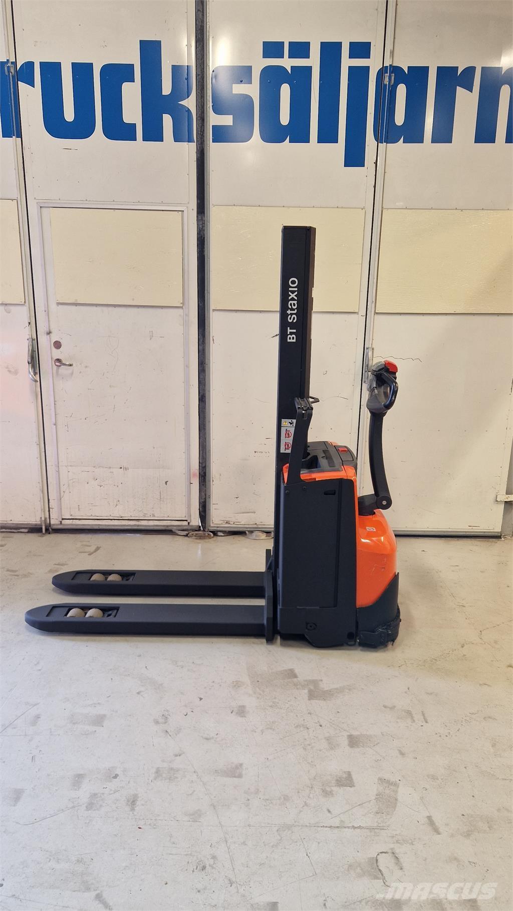 Toyota SWE080L Platvormiga virnastajad