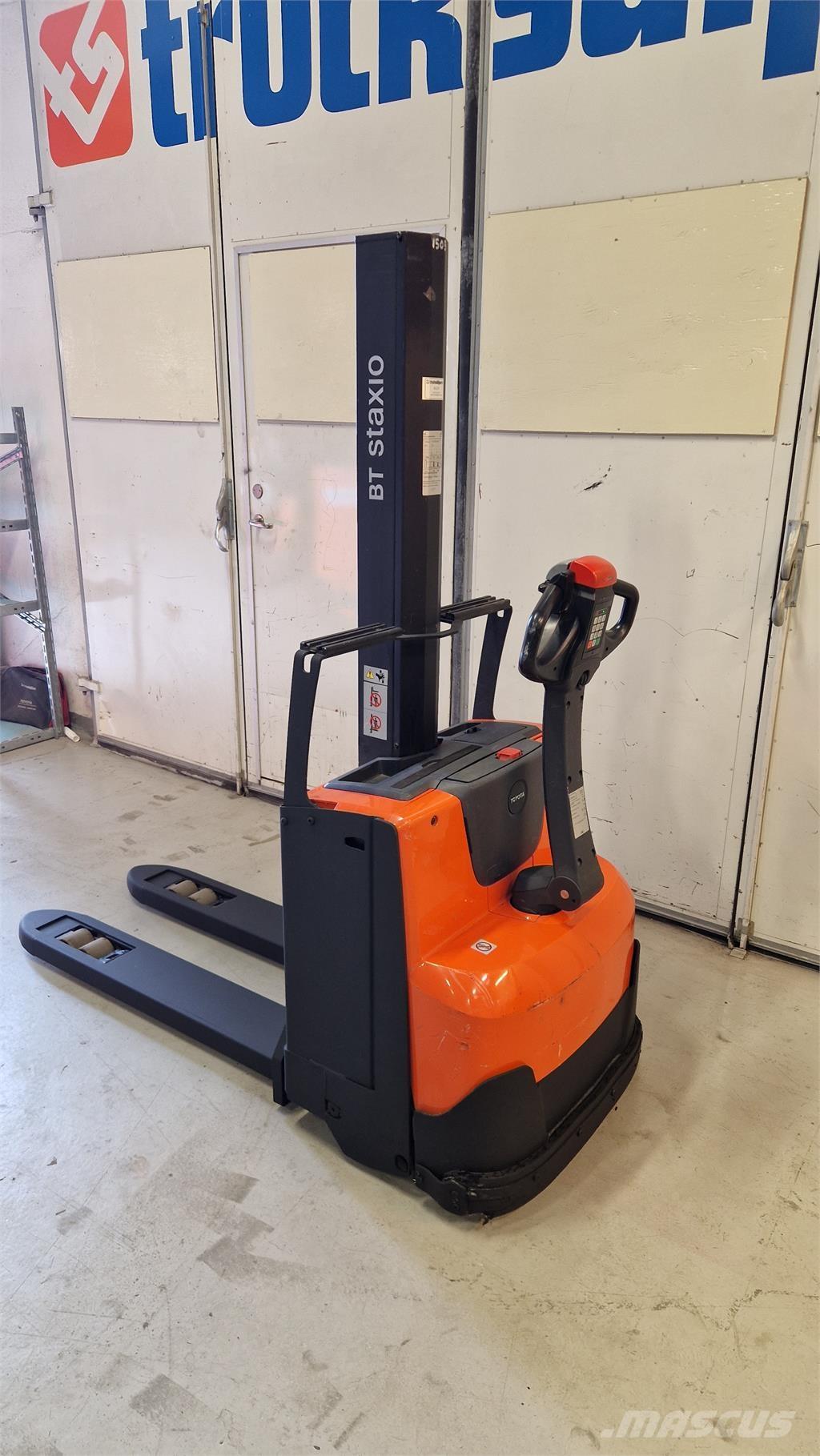 Toyota SWE080L Platvormiga virnastajad