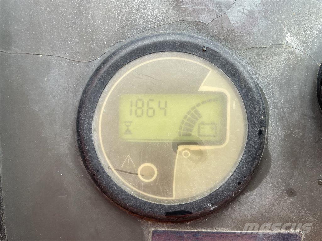 JLG 800AJ Iseliikuvad poomtõstukid