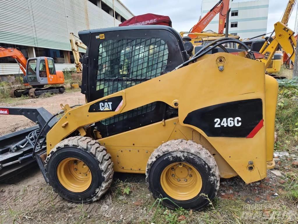 CAT 246C Kompaktlaadurid