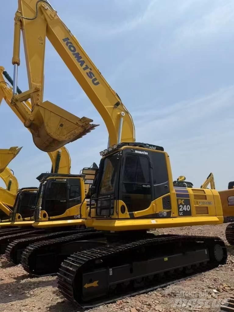 Komatsu 240LC-8 Roomikekskavaatorid