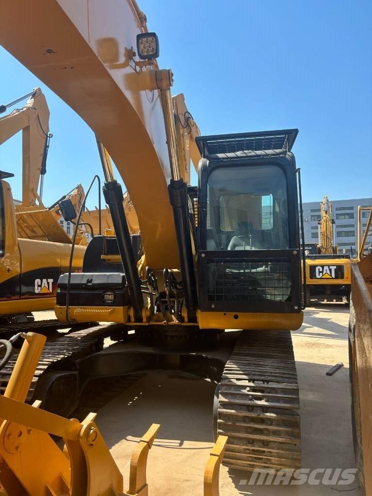 CAT 320D Roomikekskavaatorid