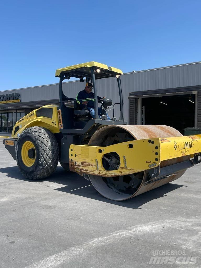 Bomag BW 211 DH-5 Ühe trumliga rullid