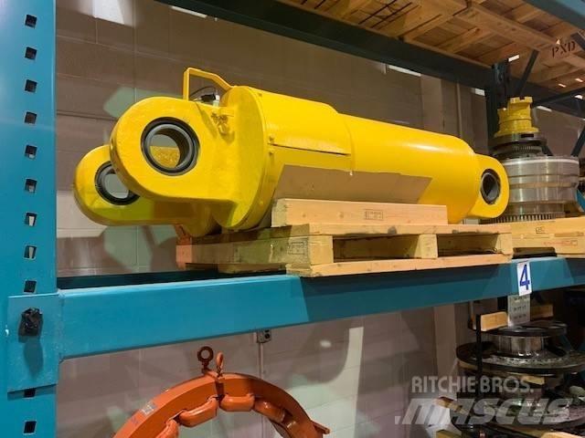 Komatsu 830 E Liigendraamiga pinnaseveokid
