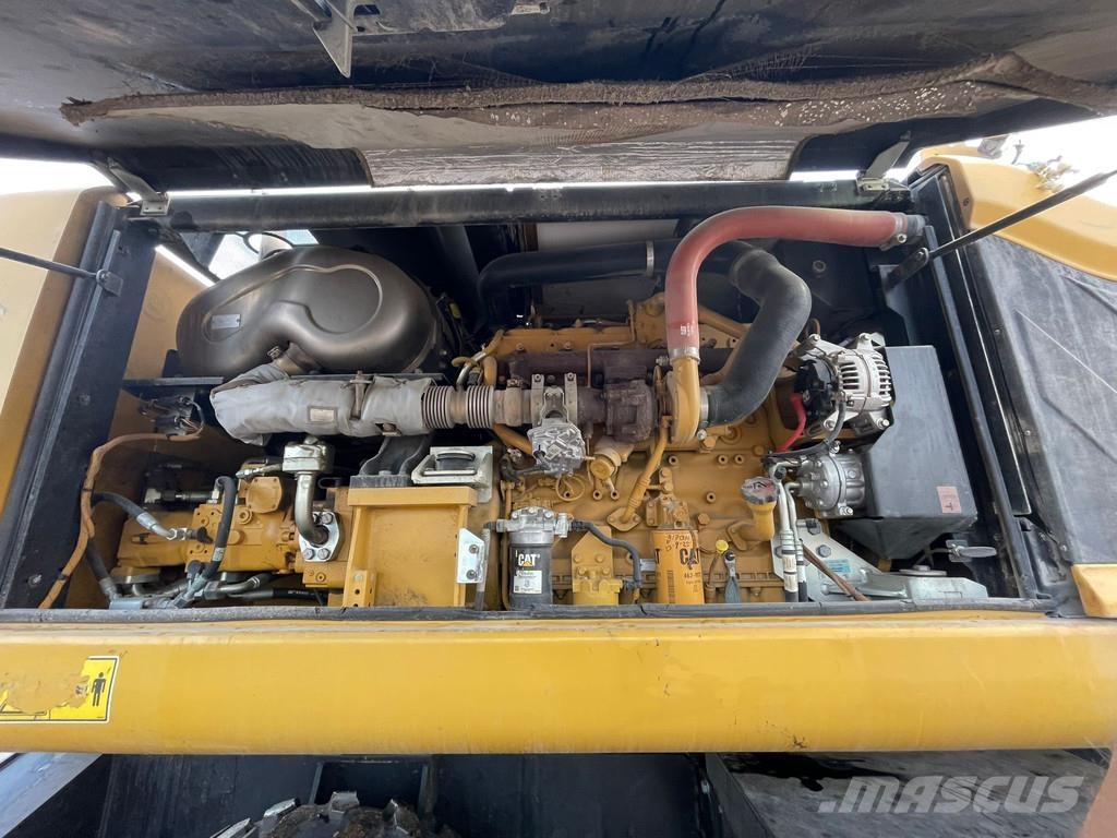 CAT MH3024 Ratasekskavaatorid