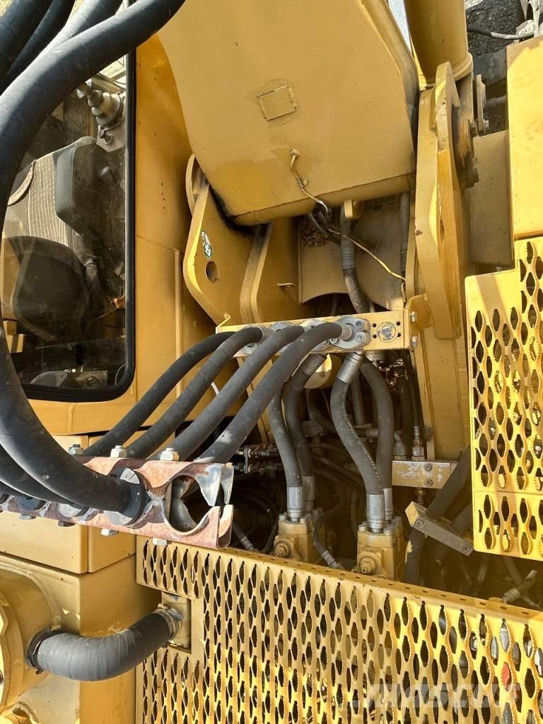 CAT 214 Ratasekskavaatorid
