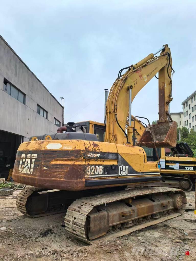 CAT 320BL Väikeekskavaatorid 7t-12t
