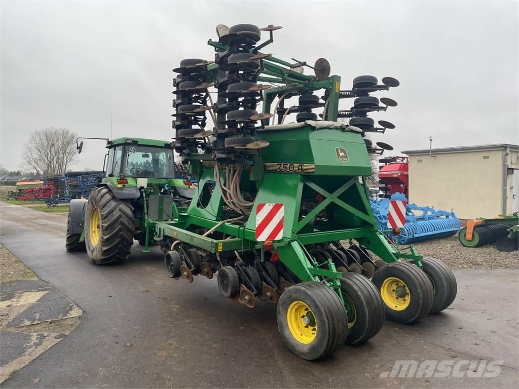 John Deere 750A 6m Täppiskülvikud