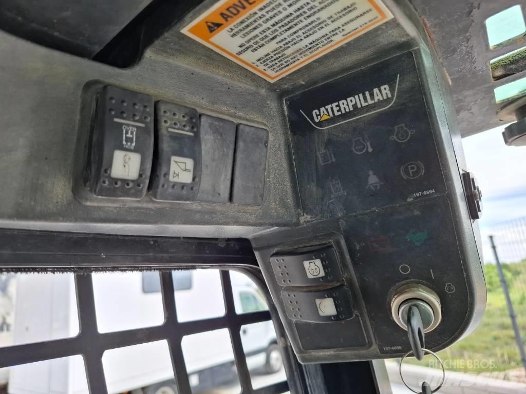 CAT 216 Kompaktlaadurid