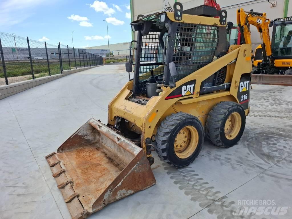 CAT 216 Kompaktlaadurid