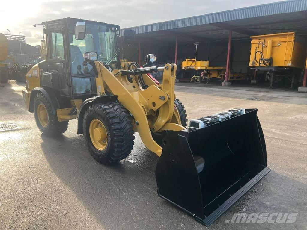 CAT 906 Rataslaadurid