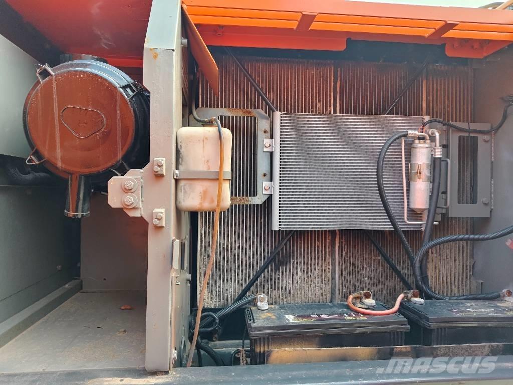 Hitachi ZX 210 Roomikekskavaatorid