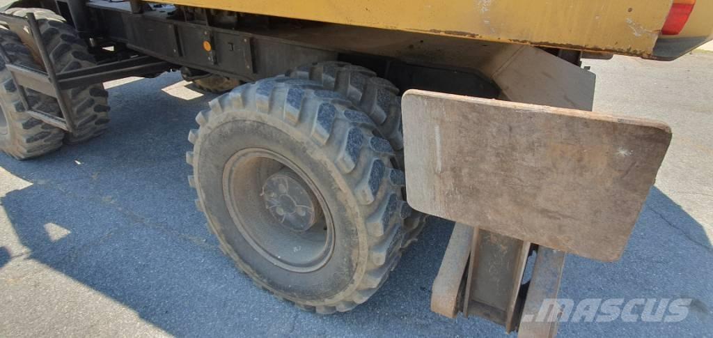 CAT 214 B Ratasekskavaatorid