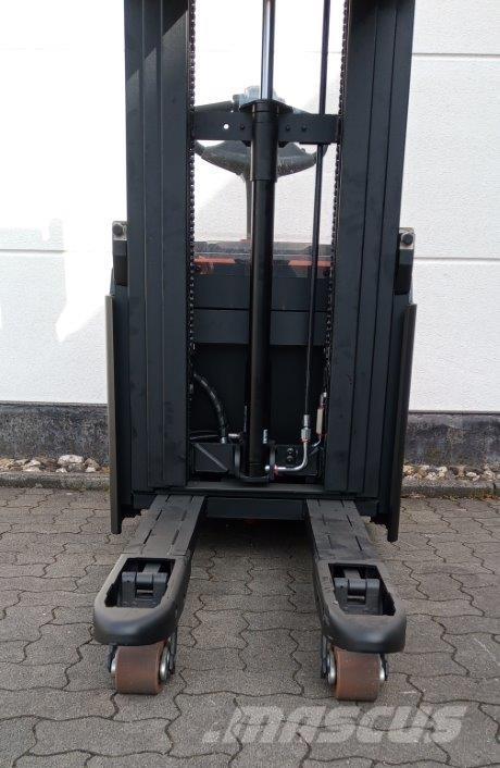 Toyota SWE120L Platvormiga virnastajad