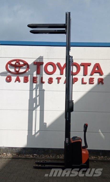 Toyota SWE120L Platvormiga virnastajad