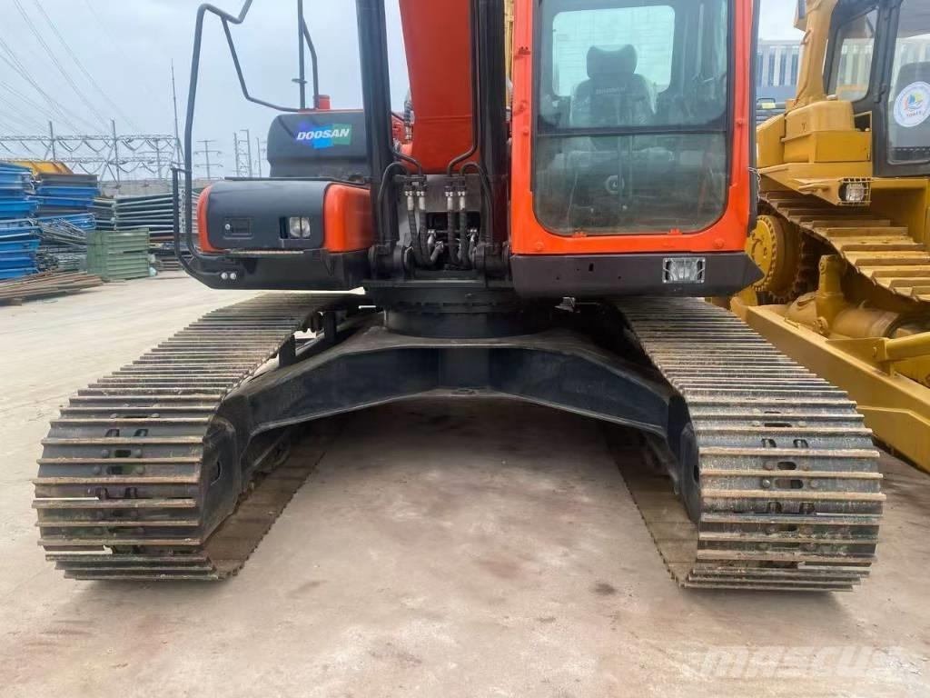Doosan DX 225 Roomikekskavaatorid