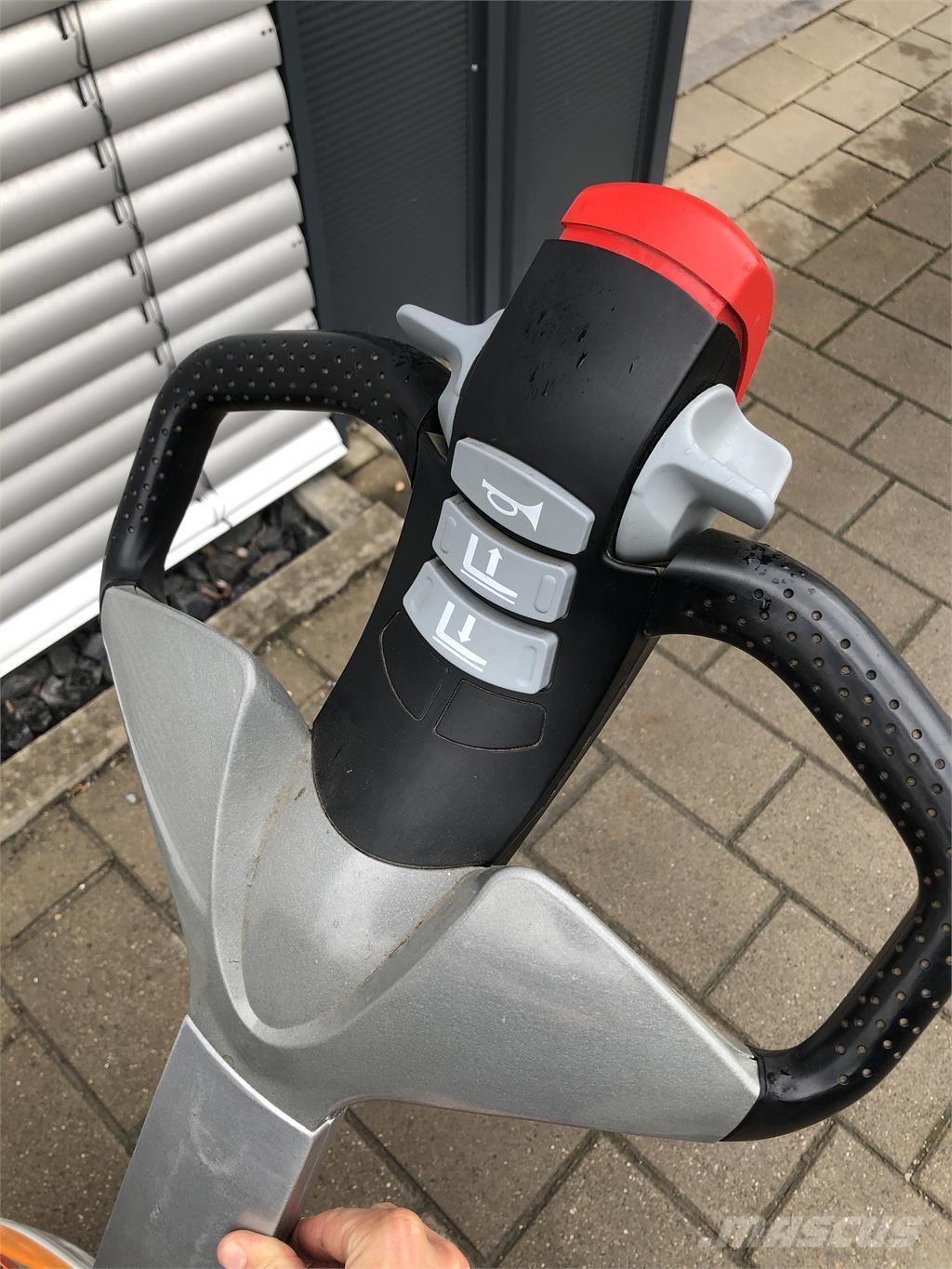 Still EXU16 Järelkäidavad virnastajad