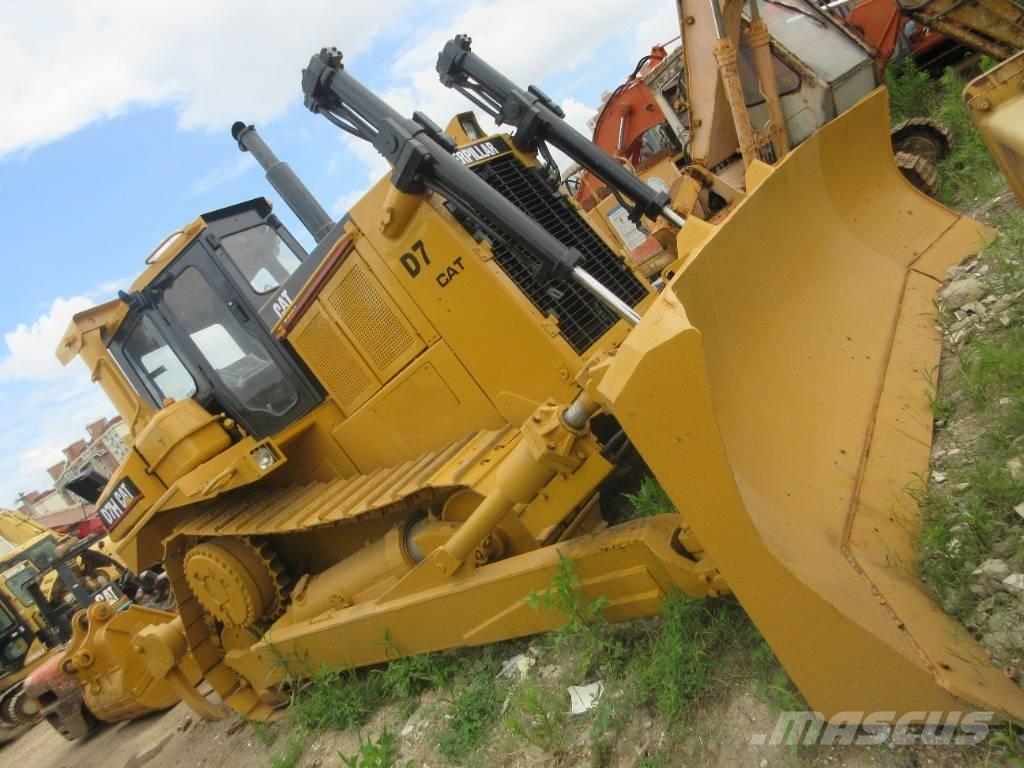 CAT D 7 H Buldooserid