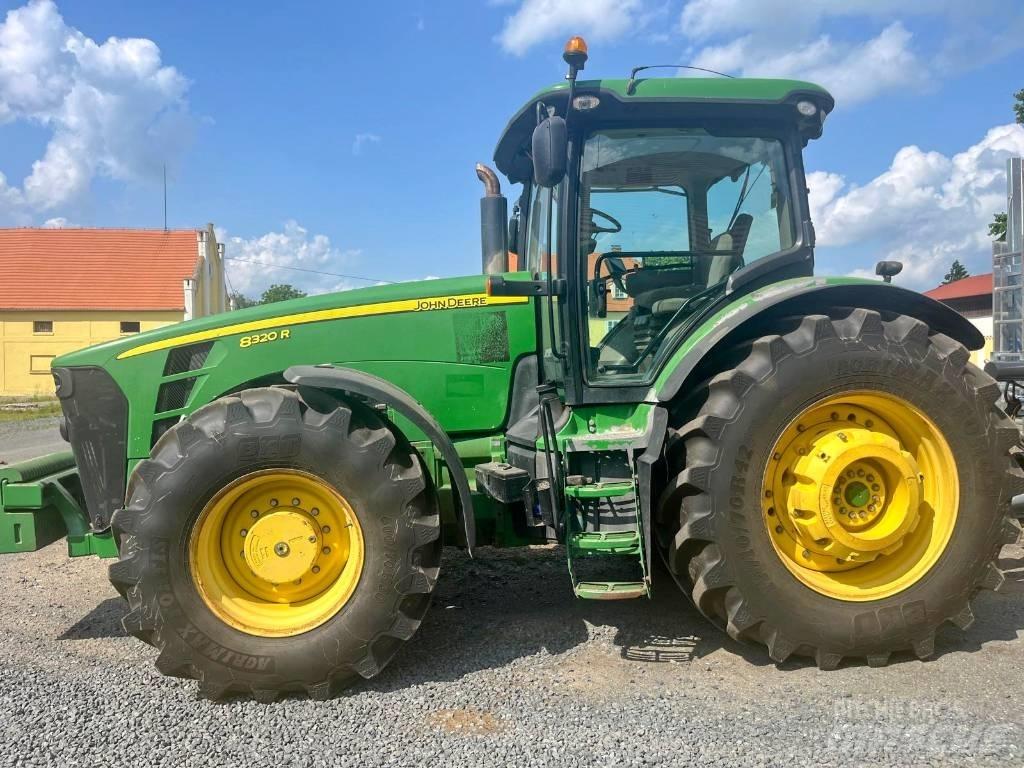 John Deere 8320 R Traktorid