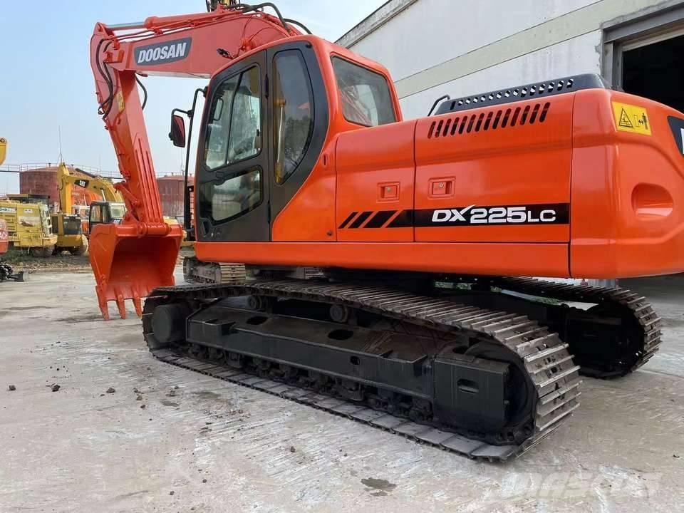 Doosan DX 225 Roomikekskavaatorid