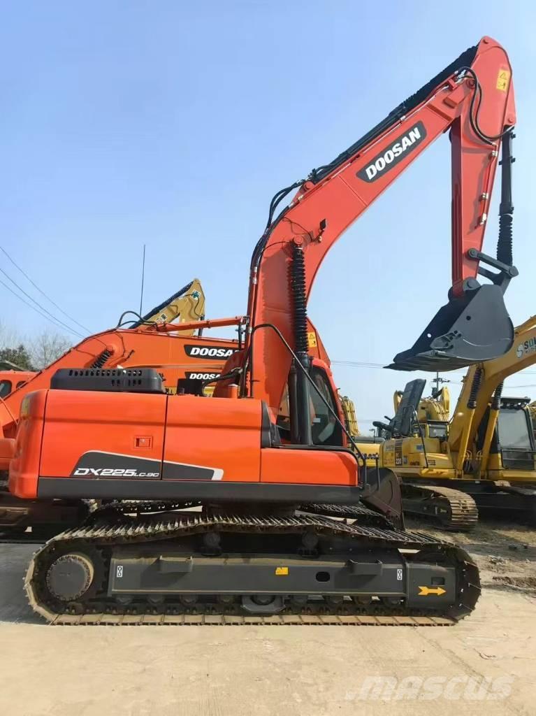 Doosan 225LC-9C Roomikekskavaatorid