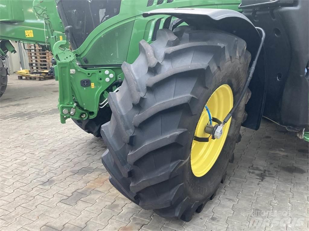 John Deere 6215R Traktorid