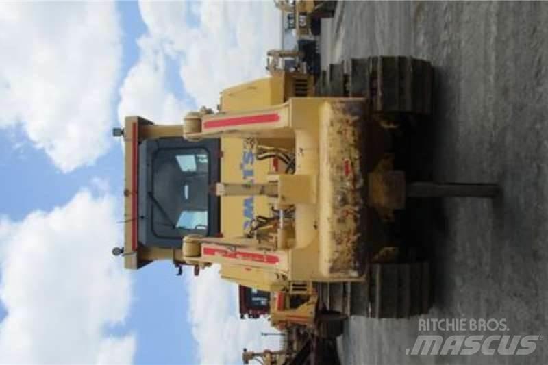 Komatsu D275A-5 Buldooserid