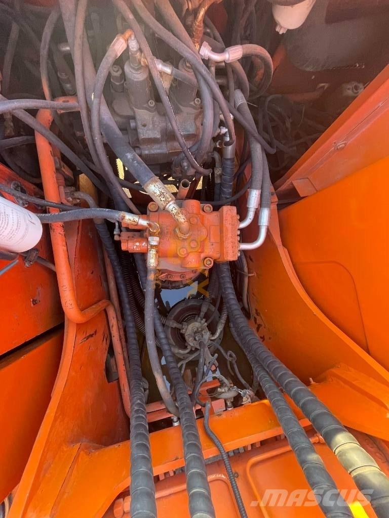 Doosan 220 LC-7 Roomikekskavaatorid