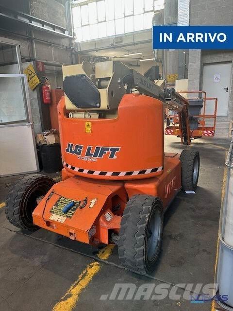 JLG E450AJ Iseliikuvad poomtõstukid