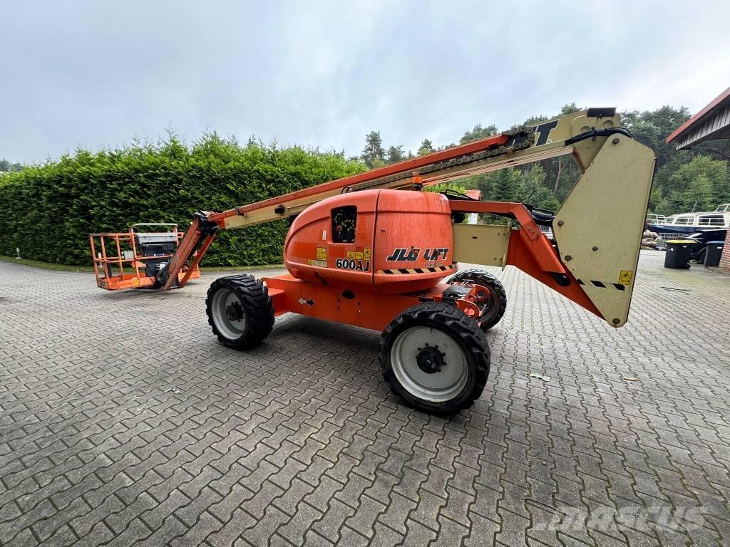 JLG 600 AJ Iseliikuvad poomtõstukid