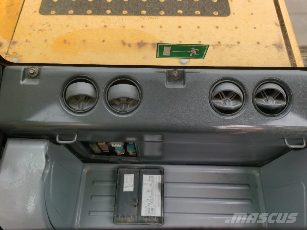 Komatsu PC 220-8 Roomikekskavaatorid