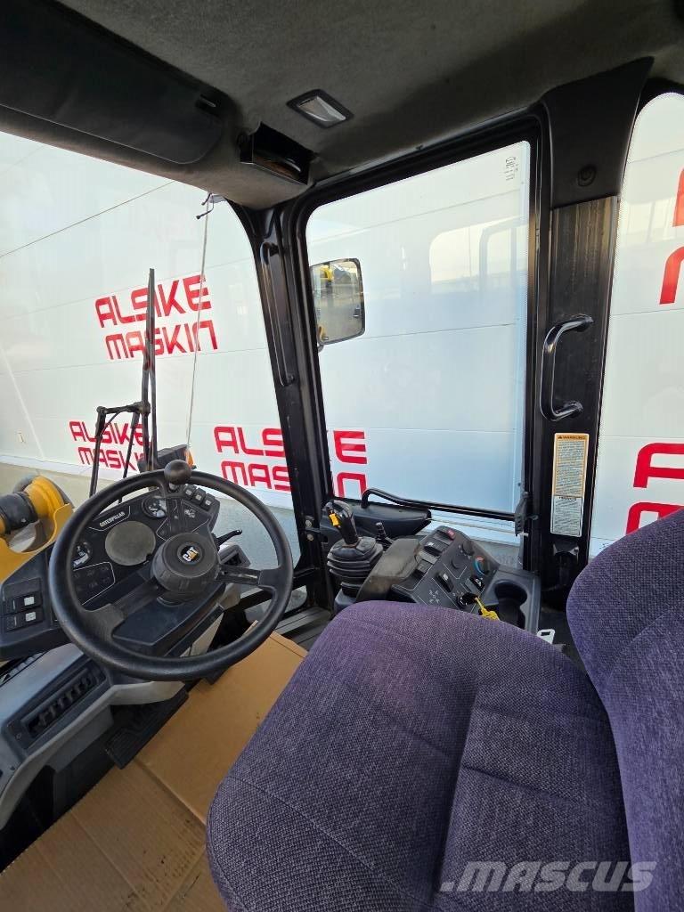 CAT 906 Rataslaadurid