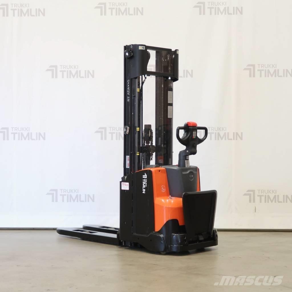 Toyota SWE120L Platvormiga virnastajad