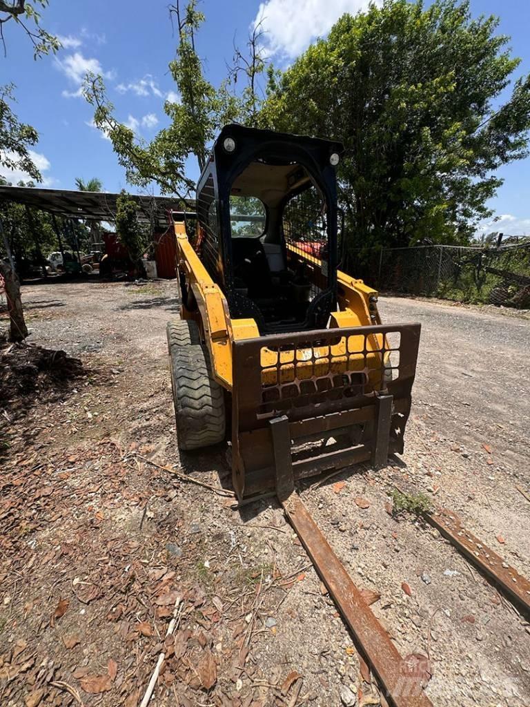 CAT 242 D Kompaktlaadurid