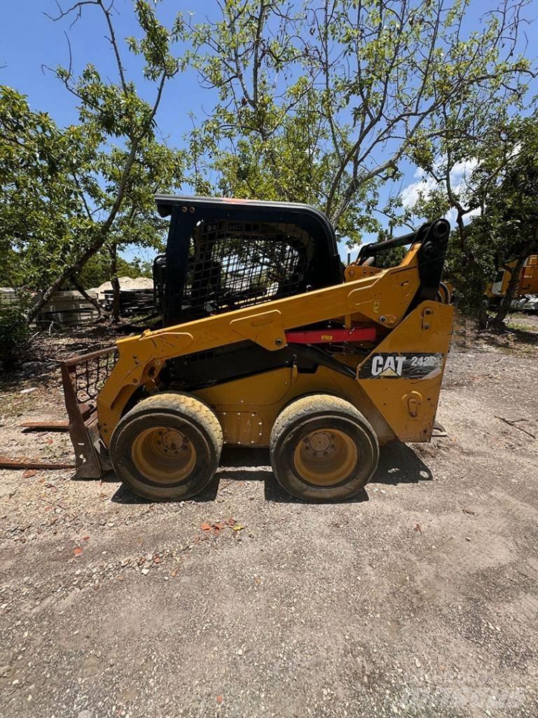 CAT 242 D Kompaktlaadurid