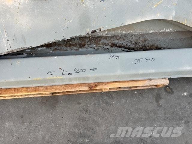 CAT 740 TAILGATE Liigendraamiga pinnaseveokid