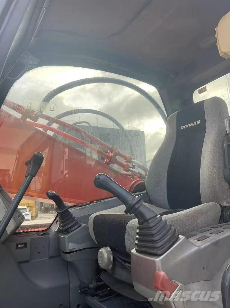 Doosan DX300LC-9C Roomikekskavaatorid