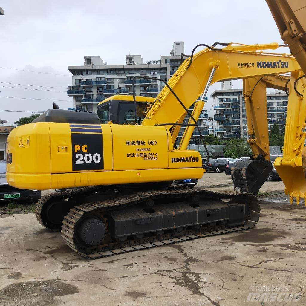 Komatsu PC200-7 Roomikekskavaatorid