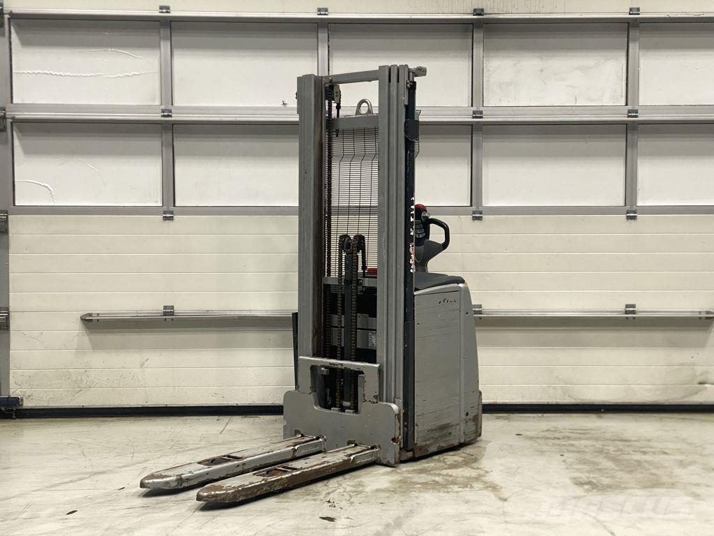 Still EXV14I Järelkäidavad virnastajad