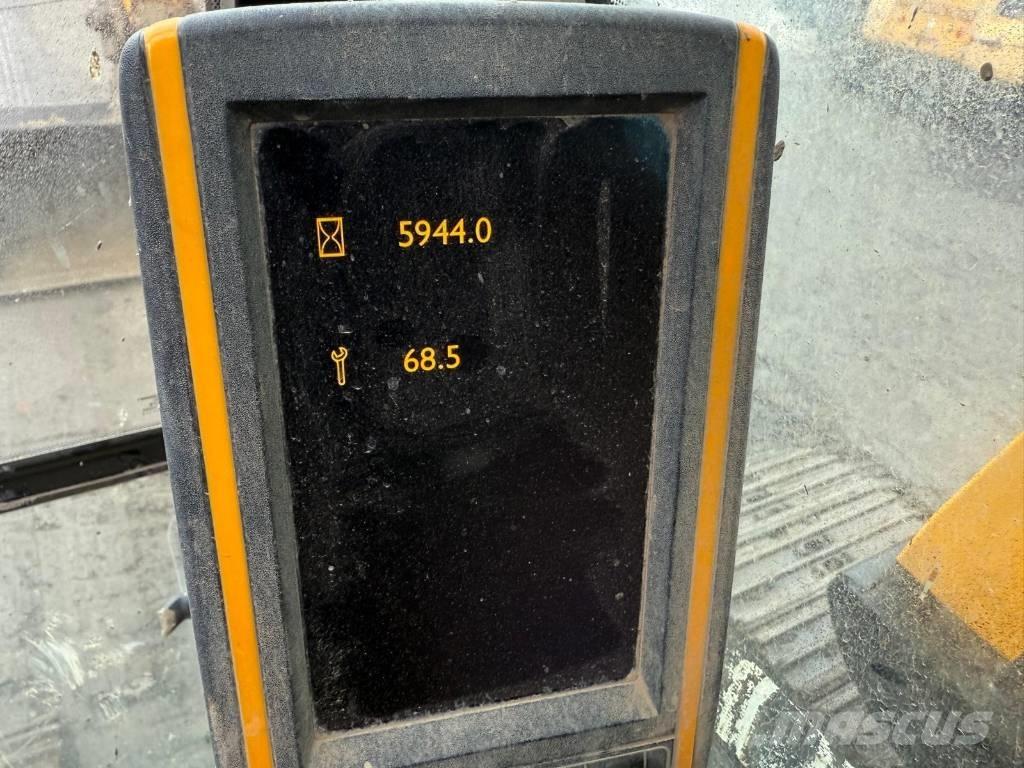 JCB JS 130 LC Roomikekskavaatorid