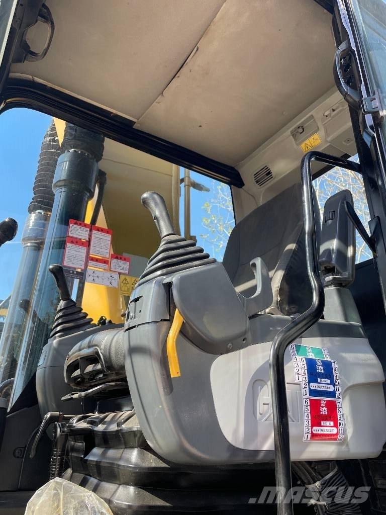 CAT 323D2 Roomikekskavaatorid