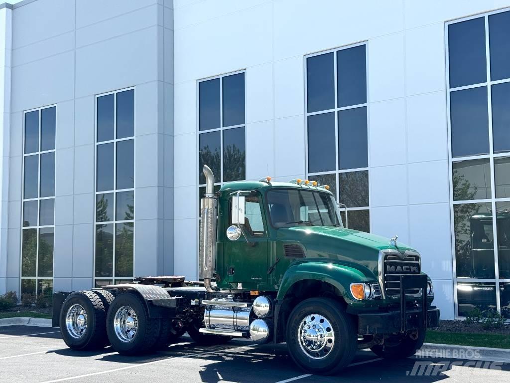 Mack Granite CV713 Sadulveokid