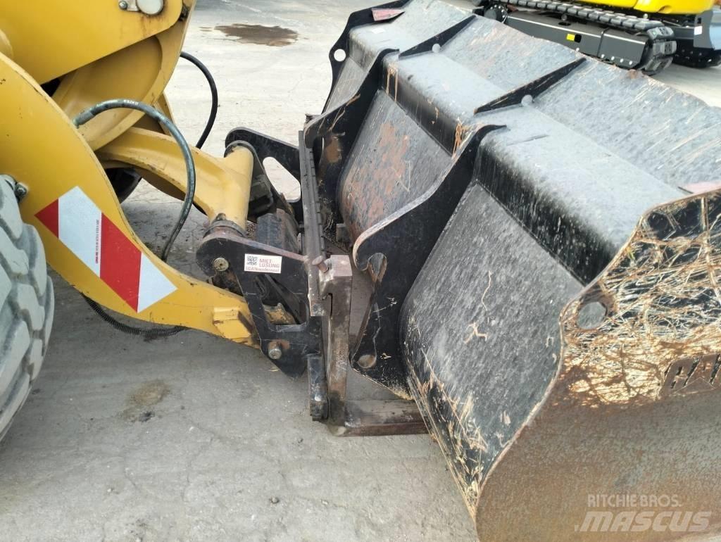 CAT 906M Rataslaadurid