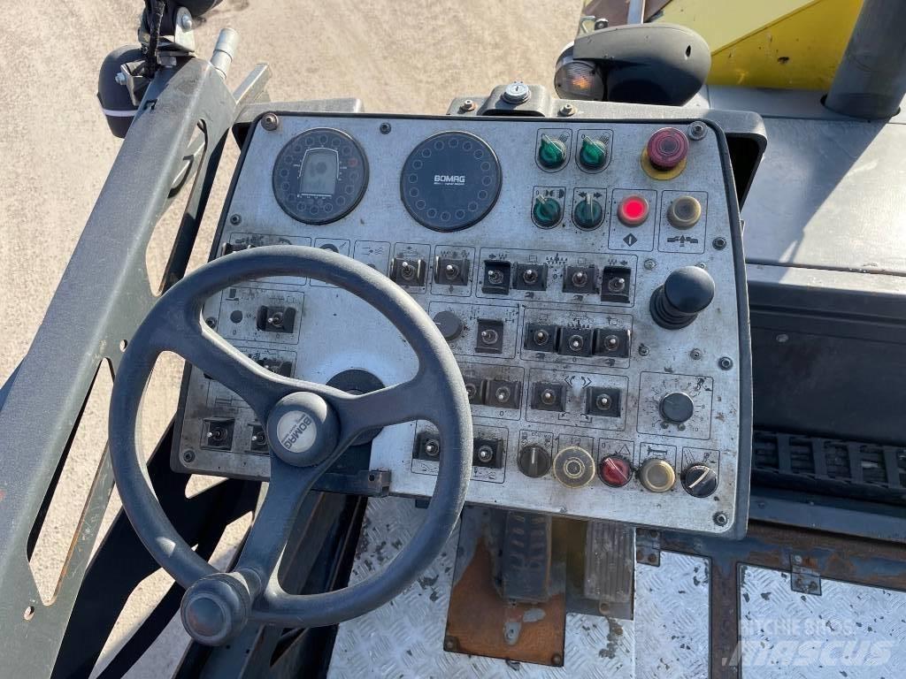 Bomag BF 300 P Asfaldilaoturid