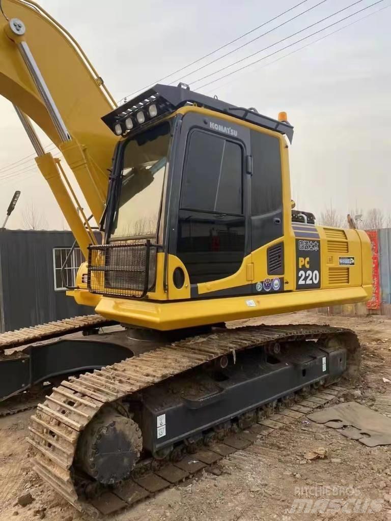 Komatsu PC220-8 Ratasekskavaatorid