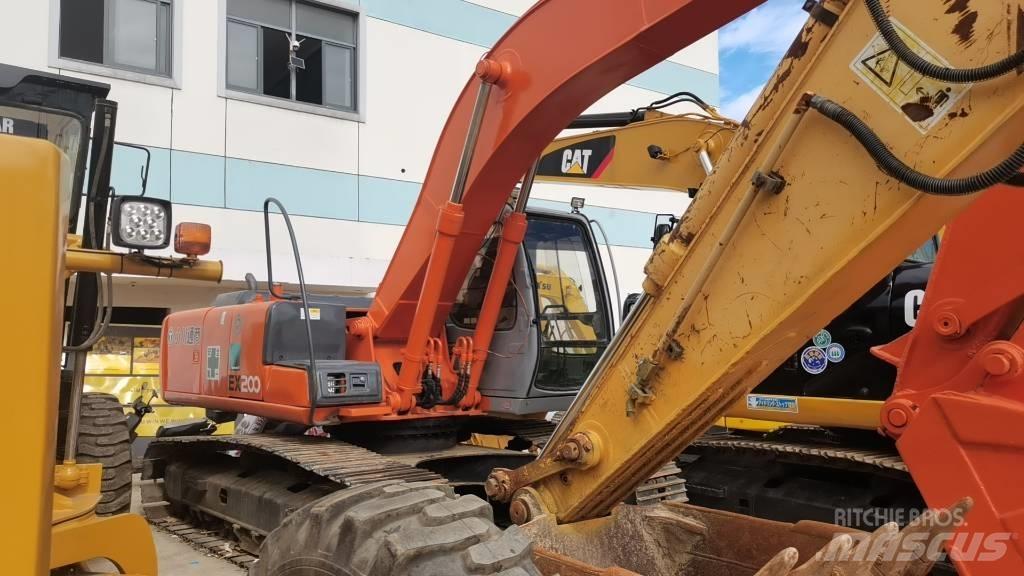 Hitachi EX 200-5 Roomikekskavaatorid